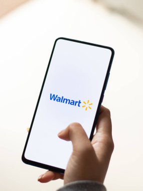 Assam, Hindistan - 15 Ocak 2020: Telefon ekranında Walmart logosu.