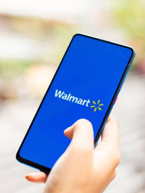 Assam, Hindistan - 15 Ocak 2020: Telefon ekranında Walmart logosu.