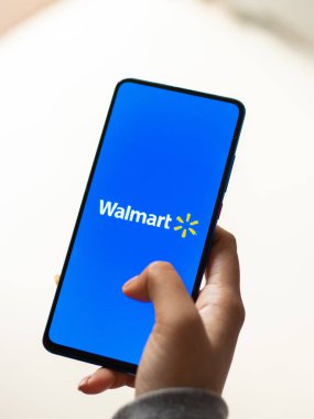 Assam, Hindistan - 15 Ocak 2020: Telefon ekranında Walmart logosu.