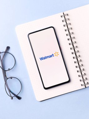 Assam, Hindistan - 15 Ocak 2020: Telefon ekranında Walmart logosu.