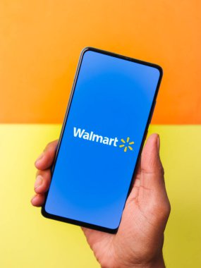 Assam, Hindistan - 15 Ocak 2020: Telefon ekranında Walmart logosu.
