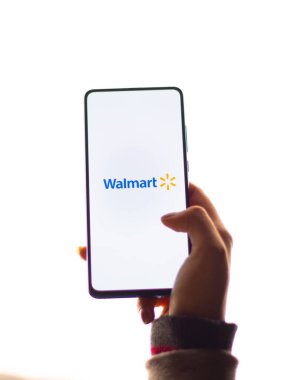 Assam, Hindistan - 15 Ocak 2020: Telefon ekranında Walmart logosu.
