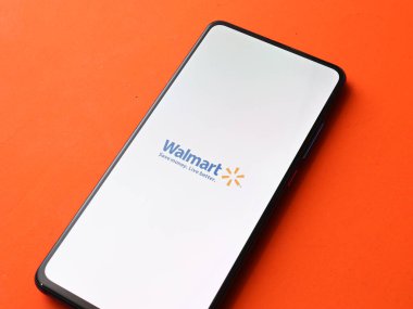 Assam, Hindistan - 15 Ocak 2020: Telefon ekranında Walmart logosu.