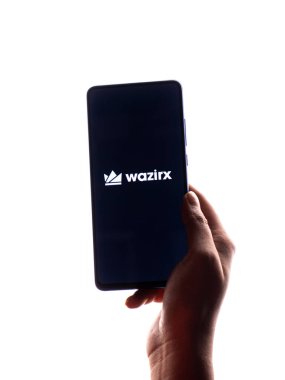 Assam, Hindistan - 10 Mart 2021 Telefon ekranındaki Wazirx logosu.