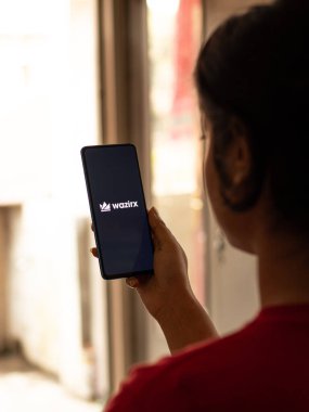 Assam, Hindistan - 10 Mart 2021 Telefon ekranındaki Wazirx logosu.