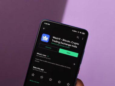 Assam, Hindistan - 10 Mart 2021 Telefon ekranındaki Wazirx logosu.