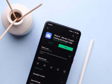 Assam, Hindistan - 10 Mart 2021 Telefon ekranındaki Wazirx logosu.