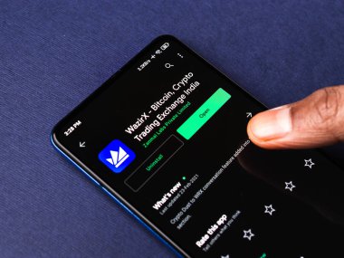 Assam, Hindistan - 10 Mart 2021 Telefon ekranındaki Wazirx logosu.