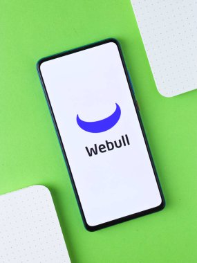 Assam, Hindistan - 2 Ağustos 2020 Webull ticaret ve yatırım platformu.