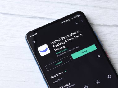 Assam, Hindistan - 2 Ağustos 2020 Webull ticaret ve yatırım platformu.