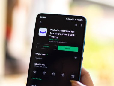 Assam, Hindistan - 2 Ağustos 2020 Webull ticaret ve yatırım platformu.