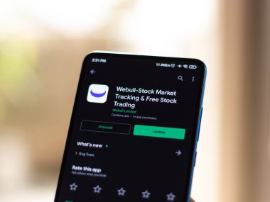 Assam, Hindistan - 2 Ağustos 2020 Webull ticaret ve yatırım platformu.