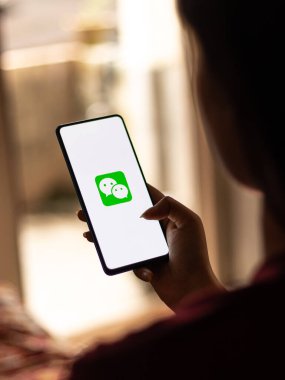 Assam, Hindistan - 04 Mayıs 2021: Telefon ekranında logomuz var.