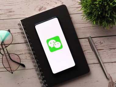 Assam, Hindistan - 04 Mayıs 2021: Telefon ekranında logomuz var.