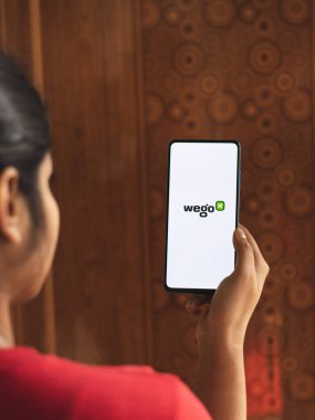 Assam, Hindistan - 19 Nisan 2021: Telefon ekranı görüntüsünde logo.