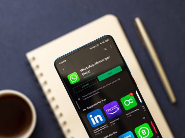 Batı Bangal, Hindistan - 28 Eylül 2021: Telefon ekranında WhatsApp logosu.