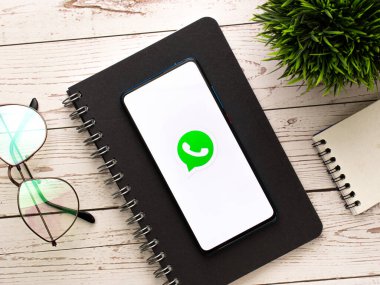 Batı Bangal, Hindistan - 28 Eylül 2021: Telefon ekranında WhatsApp logosu.