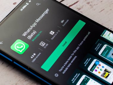 Batı Bangal, Hindistan - 28 Eylül 2021: Telefon ekranında WhatsApp logosu.