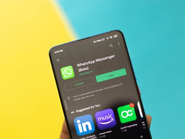 Batı Bangal, Hindistan - 28 Eylül 2021: Telefon ekranında WhatsApp logosu.