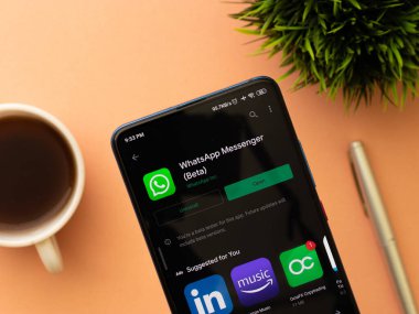 Batı Bangal, Hindistan - 28 Eylül 2021: Telefon ekranında WhatsApp logosu.