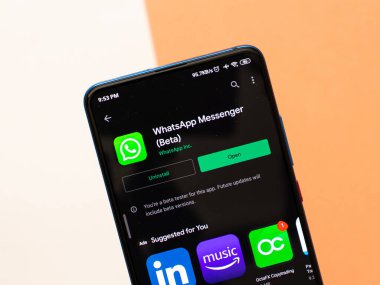 Batı Bangal, Hindistan - 28 Eylül 2021: Telefon ekranında WhatsApp logosu.