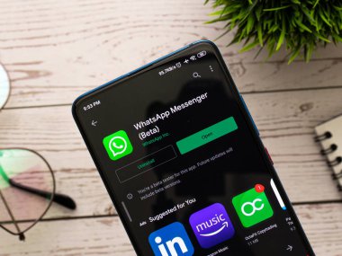 Batı Bangal, Hindistan - 28 Eylül 2021: Telefon ekranında WhatsApp logosu.