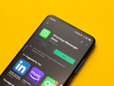 Batı Bangal, Hindistan - 28 Eylül 2021: Telefon ekranında WhatsApp logosu.
