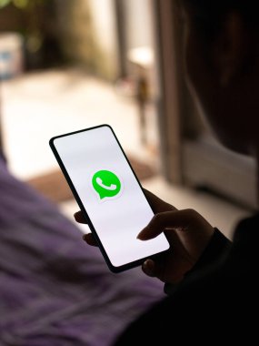 Batı Bangal, Hindistan - 28 Eylül 2021: Telefon ekranında WhatsApp logosu.