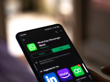 Batı Bangal, Hindistan - 28 Eylül 2021: Telefon ekranında WhatsApp logosu.