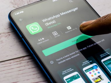 Batı Bangal, Hindistan - 28 Eylül 2021: Telefon ekranında WhatsApp logosu.