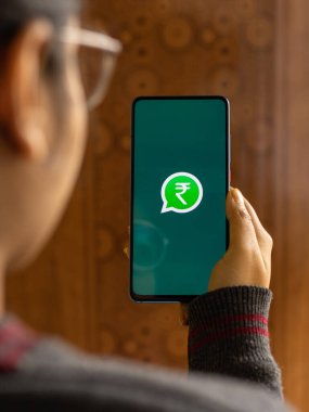 Assam, Hindistan - 19 Şubat 2021: Telefon ekranı görüntüsünde WhatsApp ödeme logosu.