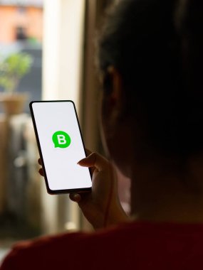 Assam, Hindistan - 29 Ekim 2020: Telefon ekranında Whatsapp iş logosu.