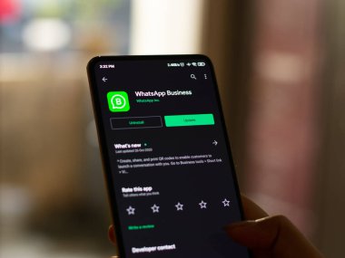 Assam, Hindistan - 29 Ekim 2020: Telefon ekranında Whatsapp iş logosu.