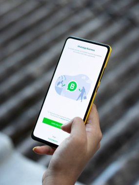 Assam, Hindistan - 29 Ekim 2020: Telefon ekranında Whatsapp iş logosu.