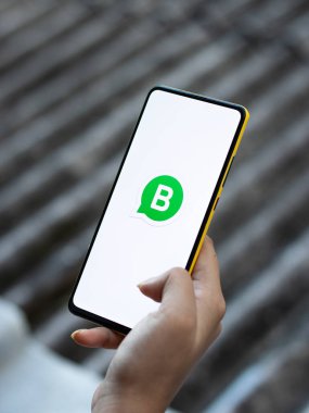 Assam, Hindistan - 29 Ekim 2020: Telefon ekranında Whatsapp iş logosu.