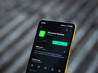 Assam, Hindistan - 29 Ekim 2020: Telefon ekranında Whatsapp iş logosu.