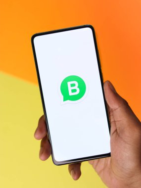 Assam, Hindistan - 29 Ekim 2020: Telefon ekranında Whatsapp iş logosu.
