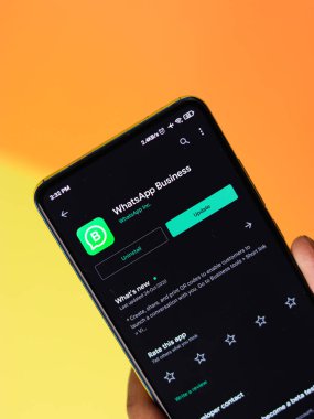 Assam, Hindistan - 29 Ekim 2020: Telefon ekranında Whatsapp iş logosu.