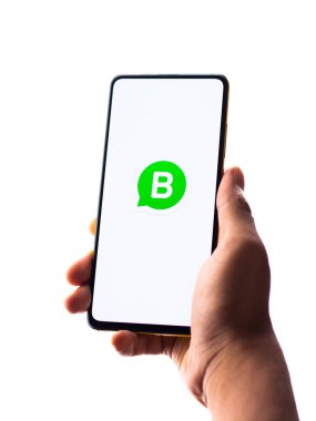 Assam, Hindistan - 29 Ekim 2020: Telefon ekranında Whatsapp iş logosu.