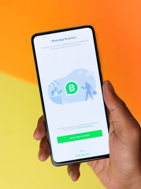 Assam, Hindistan - 29 Ekim 2020: Telefon ekranında Whatsapp iş logosu.
