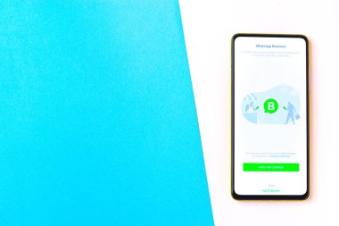Assam, Hindistan - 29 Ekim 2020: Telefon ekranında Whatsapp iş logosu.
