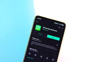 Assam, Hindistan - 29 Ekim 2020: Telefon ekranında Whatsapp iş logosu.