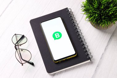 Assam, Hindistan - 29 Ekim 2020: Telefon ekranında Whatsapp iş logosu.