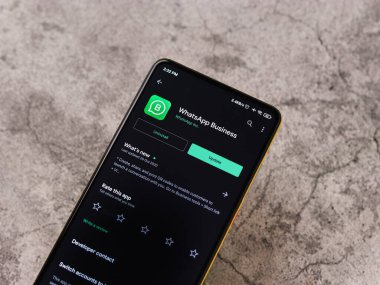 Assam, Hindistan - 29 Ekim 2020: Telefon ekranında Whatsapp iş logosu.