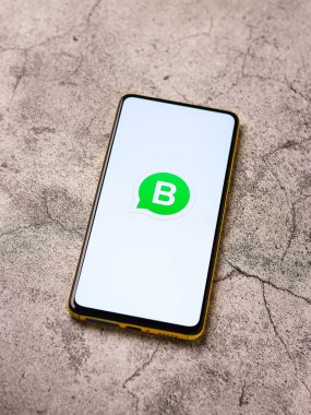 Assam, Hindistan - 29 Ekim 2020: Telefon ekranında Whatsapp iş logosu.