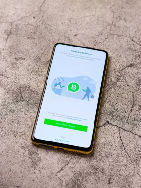 Assam, Hindistan - 29 Ekim 2020: Telefon ekranında Whatsapp iş logosu.