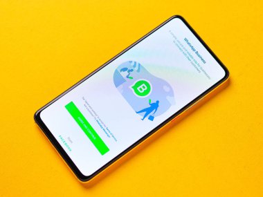 Assam, Hindistan - 29 Ekim 2020: Telefon ekranında Whatsapp iş logosu.