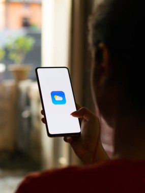 Assam, Hindistan - 29 Ekim 2020: Telefon ekranındaki logo.