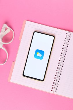 Assam, Hindistan - 29 Ekim 2020: Telefon ekranındaki logo.