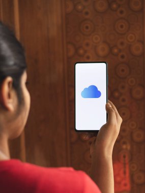 Assam, Hindistan - 29 Ekim 2020: Telefon ekranındaki logo.